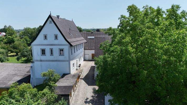 Ansicht mit Blick von der Einfahrt