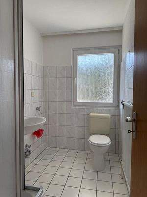 Badezimmer mit Dusche / Fester / WM-Anschluss