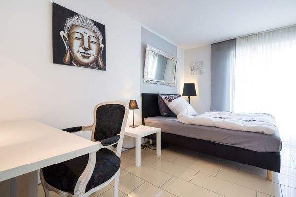 Schlafzimmer mit Arbeitecke