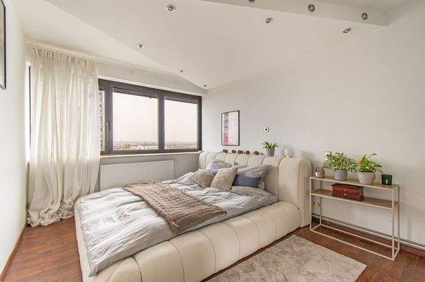 Geräumiges Schlafzimmer mit Beleuchtung und Ausblick.jpg