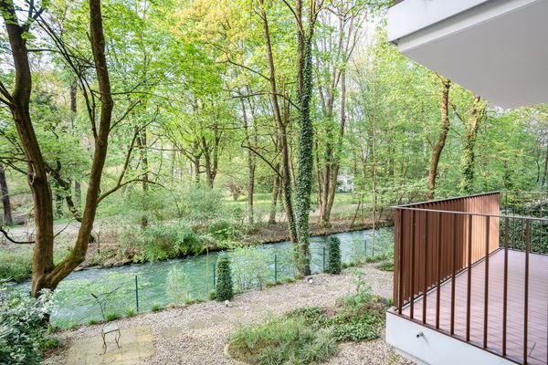 Überdachter Balkon mit Blick in den Englischen Garten.