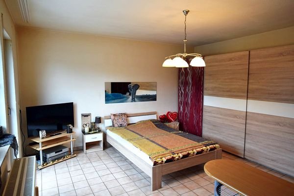 Wohn- und Schlafzimmer