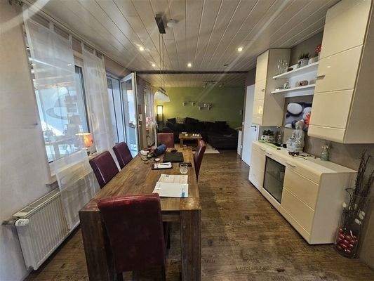 Wohn- und Esszimmer mit Zugang zur Terrasse