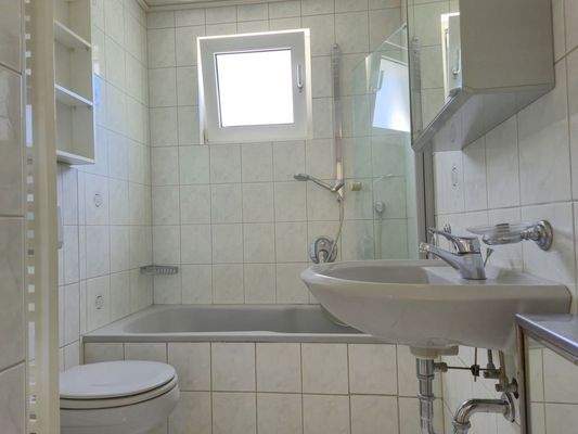 Main building ground floor: daylight bathroom with tub