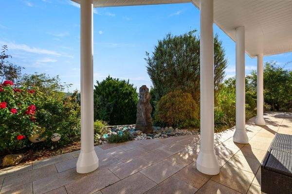 Ca. 90 m² große Terrasse – ideal zum Verweilen