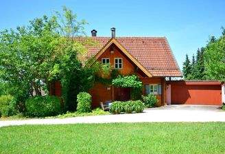 Hauseingang und Garage  Ostansicht