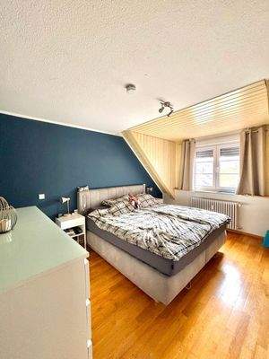 Helles Schlafzimmer mit Fenster