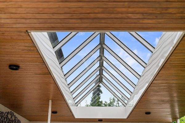 nachträglich erbaute Überdachung des Stellplatzes vor der Garage