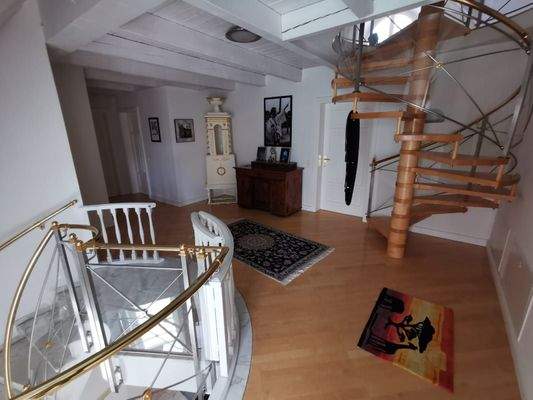 OG: Flur mit Wendeltreppe ins Dachgeschoss