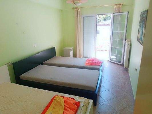 Kreta, Vryses: Wohngebäude mit Pool und Bergblick zu verkaufen – Ideale Investition im Apokoronas!