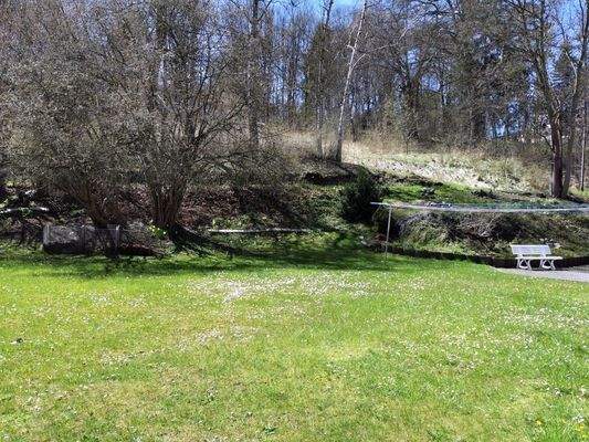 Grünfläche hinter dem Wohnhaus