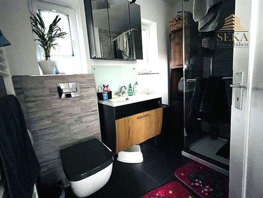 Badezimmer mit Dusche im Erdgeschoss