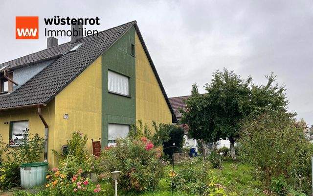 eingewachsener Garten und Grünbereich um das  Haus.