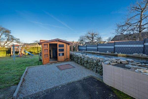 Geräteschuppen und Teich