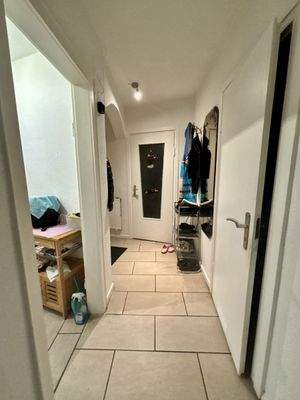 Flur mit Blick zum Eingang 