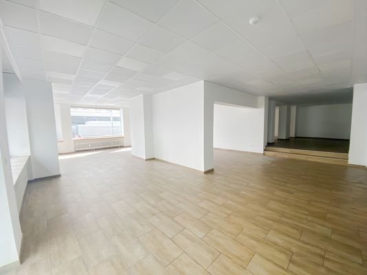 Blick zur Fensterfront