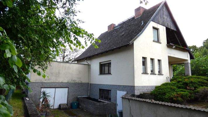 Garage am Haus mit Zugang in den Keller