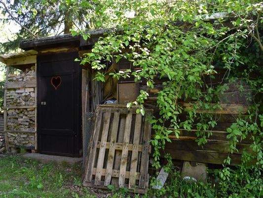 Hütte mit Außentoilette