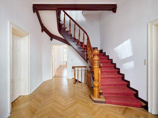 Foyer mit Treppenaufgang