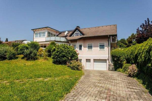 Zufahrt/Vorderansicht Wohnhaus