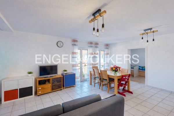 Blick von der Küche zum Essbereich