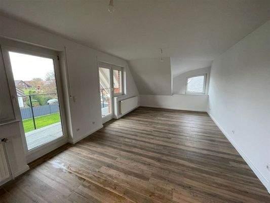 Wohnbereich mit Ausgang zum Balkon 