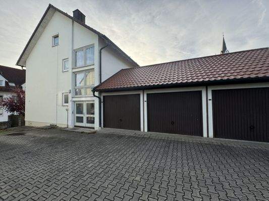 Eingang und Garagen