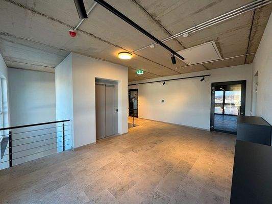 Treppenhaus mit Aufzug