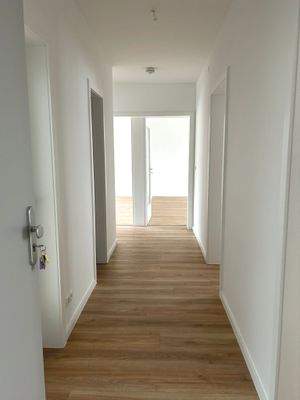 Heller Flur mit Holzboden