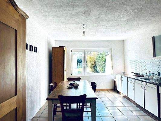 Die geräumige Küche im EG