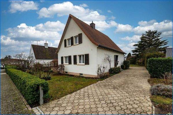 Ansicht Haus mit Einfahrt