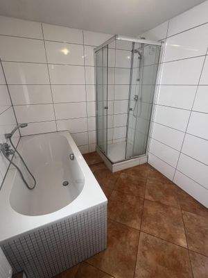 Bad mit Dusche und Wanne