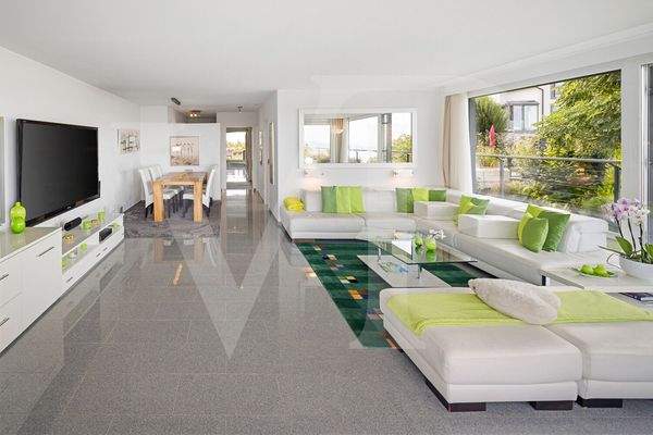 Lichtdurchfluteter Wohn- und Essbereich