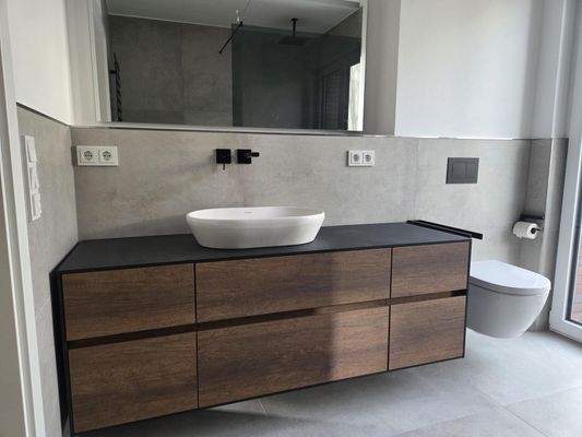 hochwertige Badmöbel inklusive