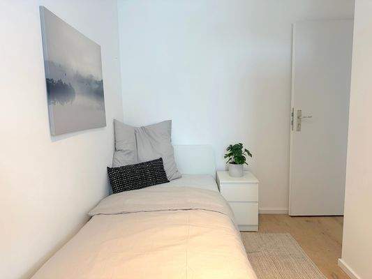Helles WG-Zimmer mit Bett