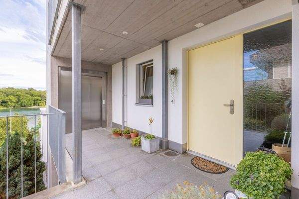 Lift und gedeckter Zugang zur Wohnungstür