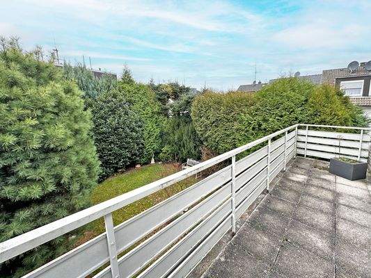 Großzügiger Balkon über die gesamte Hausbreite