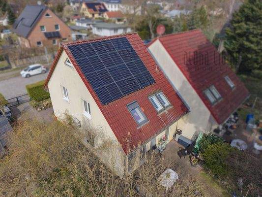 Rückseite mit Solarpanelen