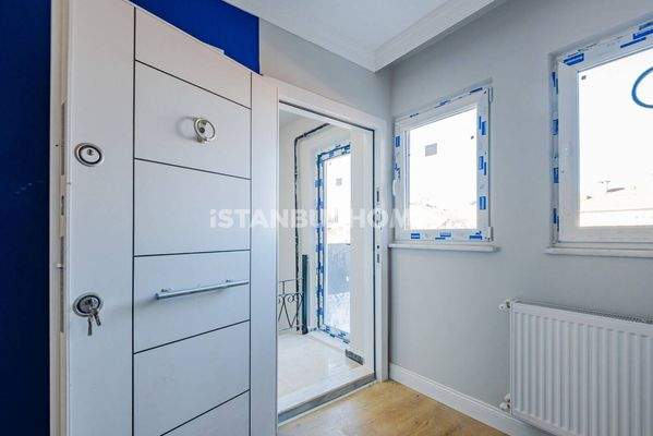 Key-Ready Whole Building in Fatih 100 m from Arterial Road