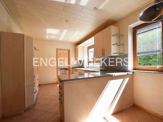 und angrenzender Speisekammer