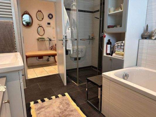 Bad mit begehbarer Dusche