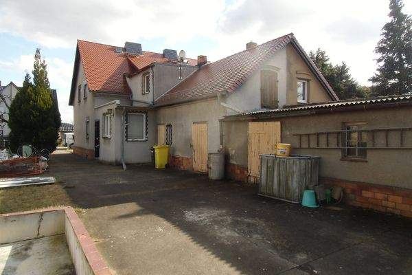 3 Hinteransicht mit Nebengebäuden.JPG