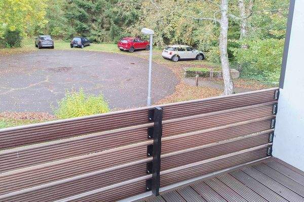 Blick vom Balkon auf Parkplatzt