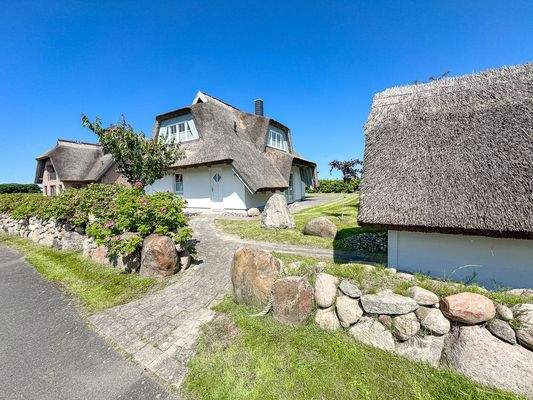  Hausansicht mit Vorgarten