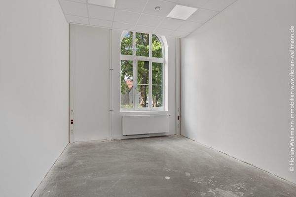 Büro für zwei bis drei Mitarbeitende im 1. Obergeschoss.