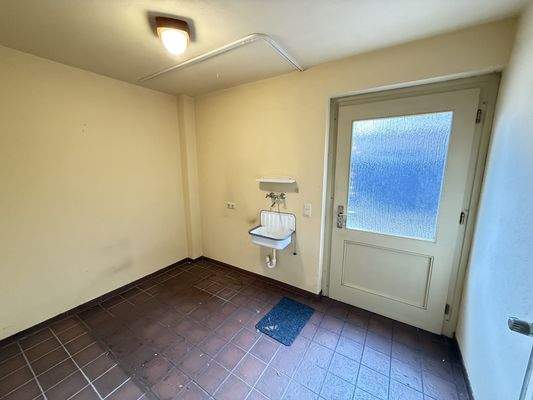 Hauswirtschaftsraum mit der Nebeneingangstür