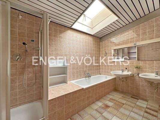 Tageslichtbad mit Wanne und Dusche im OG