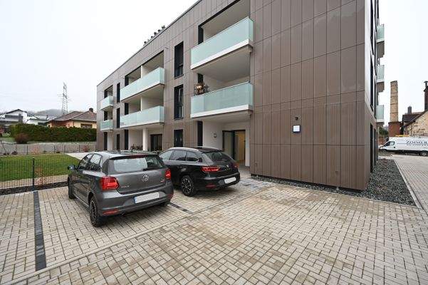 2 Stellplätze vor dem Eingang