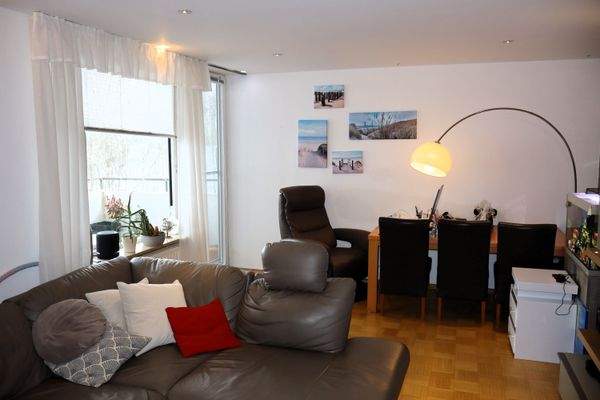 Großes Wohnzimmer mit Balkon