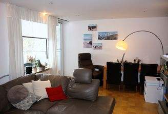 Großes Wohnzimmer mit Balkon